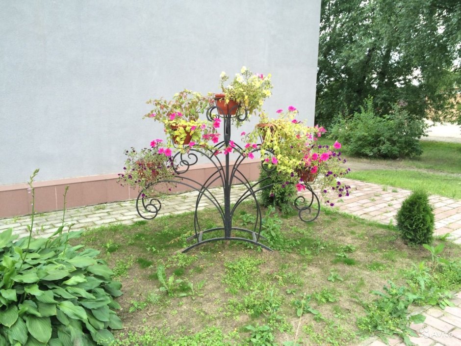 Кованная клумба для цветов