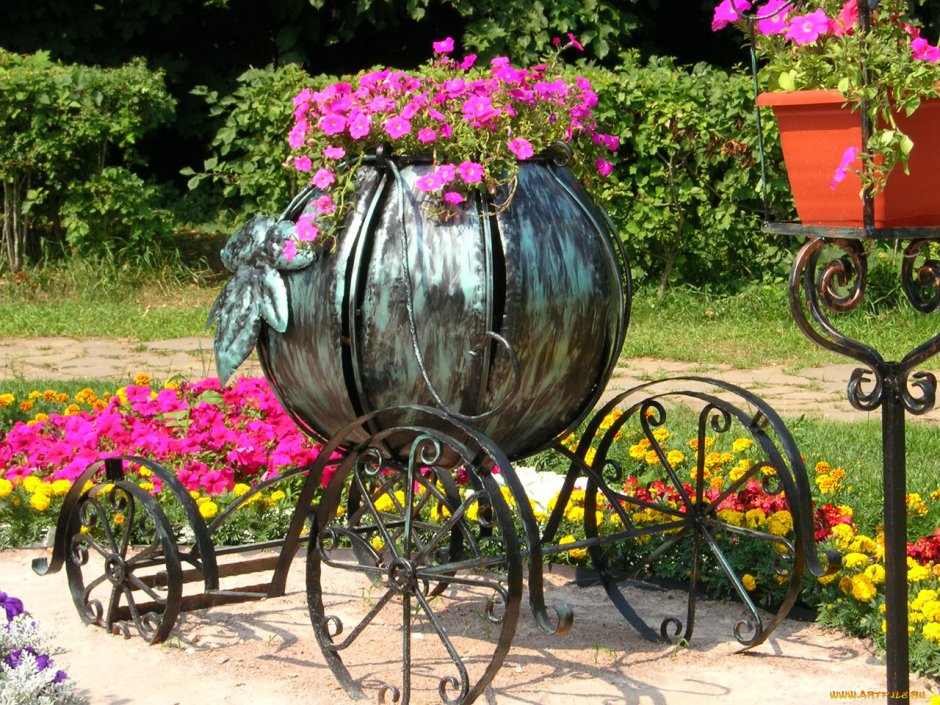 Скульптура-клумба карета для Золушки в Зеленогорске