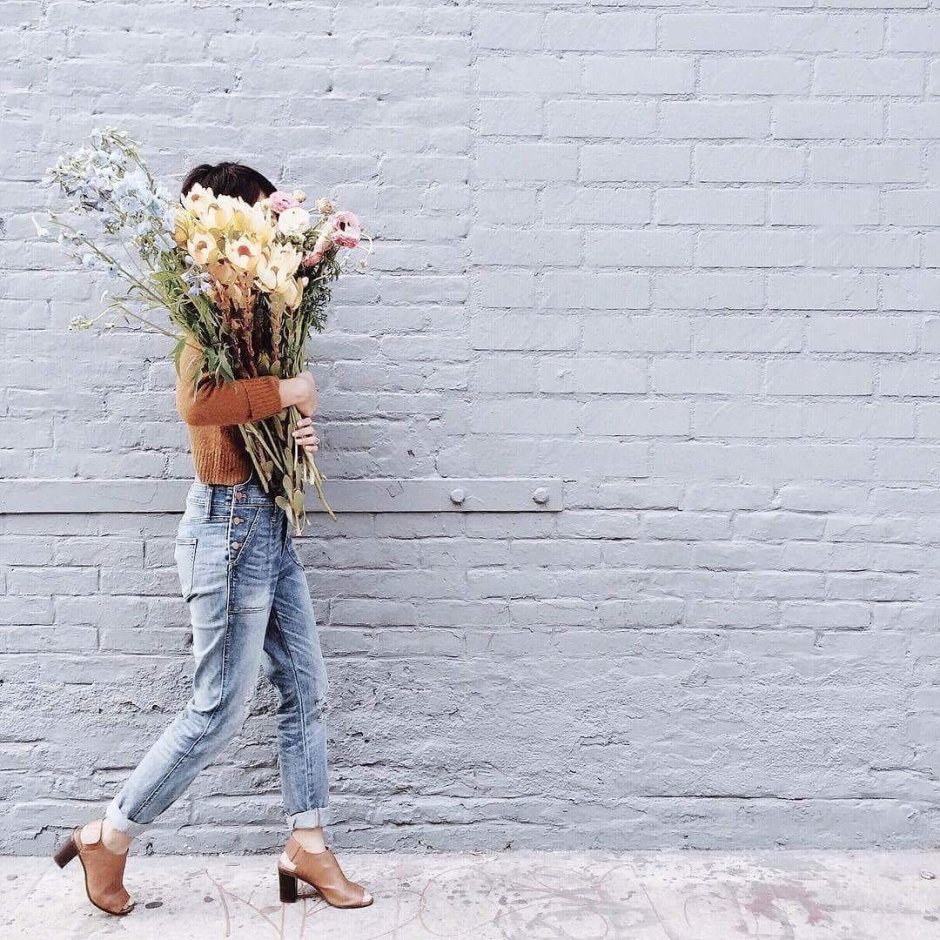Фотосессия с цветами в джинсах