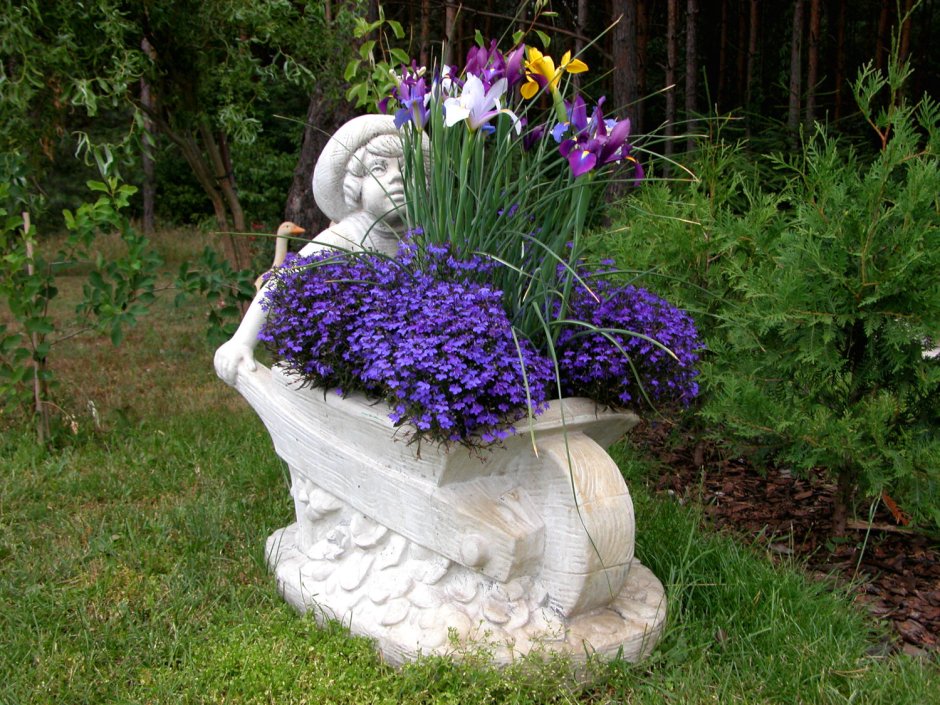 Вазоны для цветов в саду