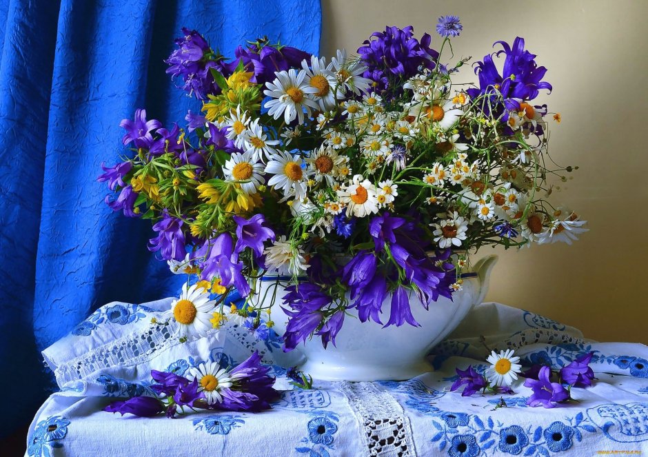 Полевые цветы в вазе