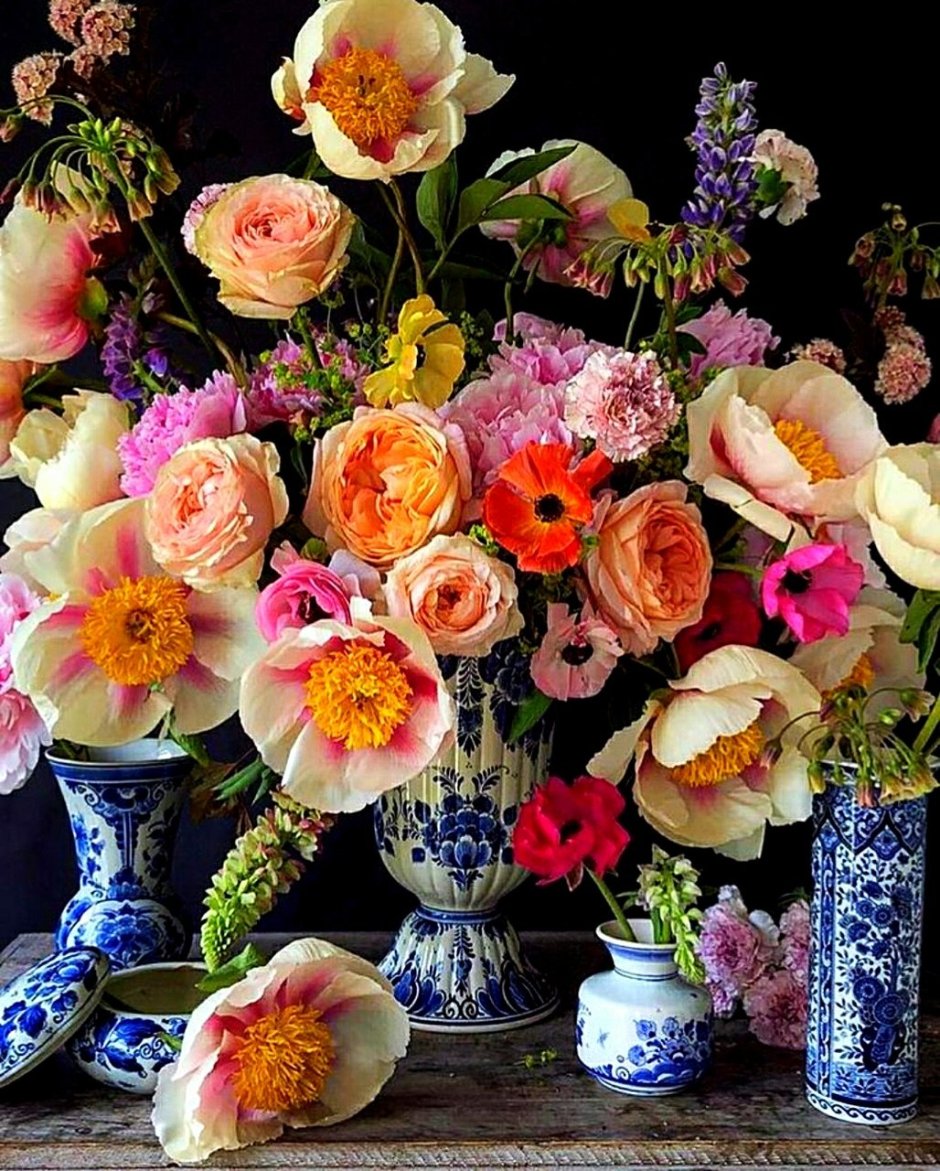Изысканные цветы в прекрасных вазах