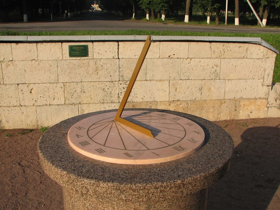 Скульптура солнечные часы