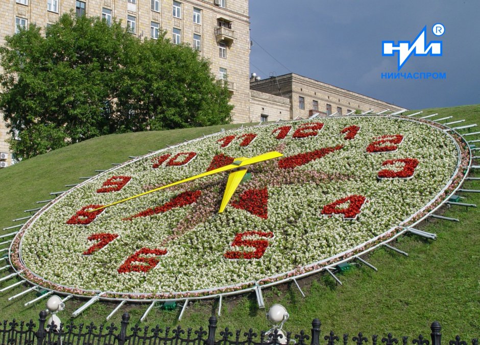 Цветочные часы на Поклонной горе в Москве