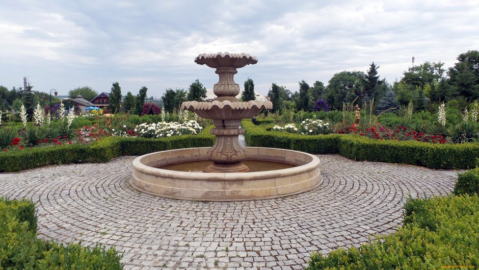 Парк древнего Рима цветники фонтаны