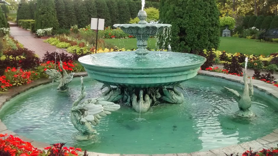 Парк древнего Рима цветники фонтаны