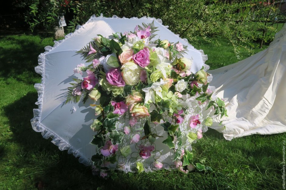 Зонт украшенный цветами