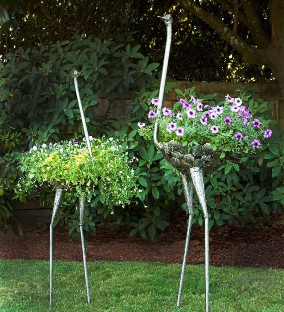 Подставки для цветов в саду из металла
