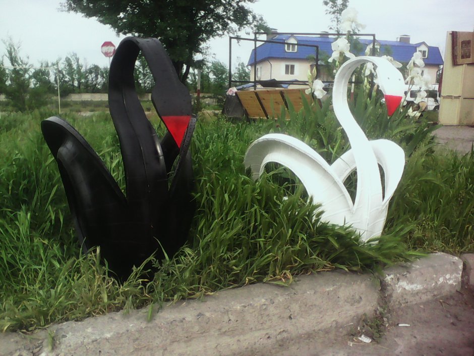 Декоративный пруд с лебедями