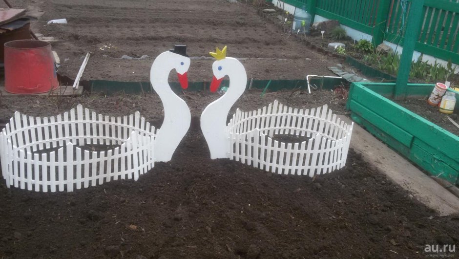 Лебедь из гипса для сада