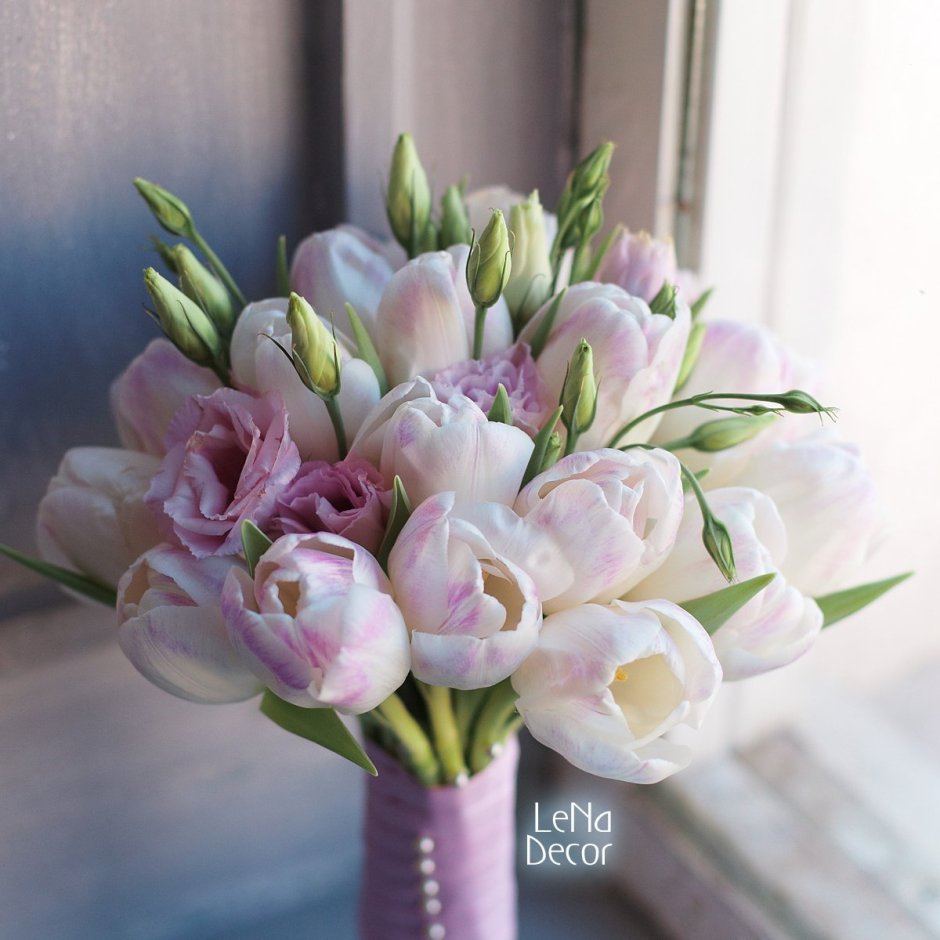 Букет невесты из тюльпанов и фрезий