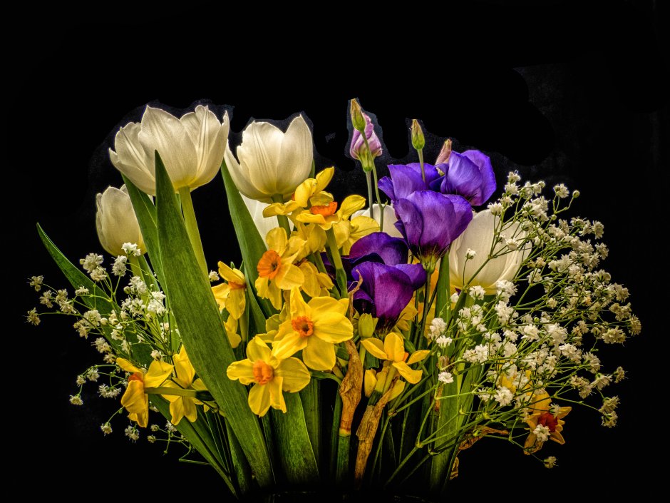 Весенний букет ирисы нарциссы тюльпаны