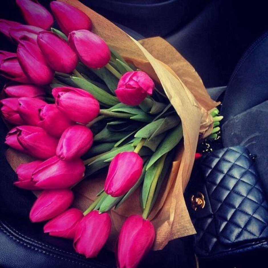 Букет тюльпанов в руках у девушки