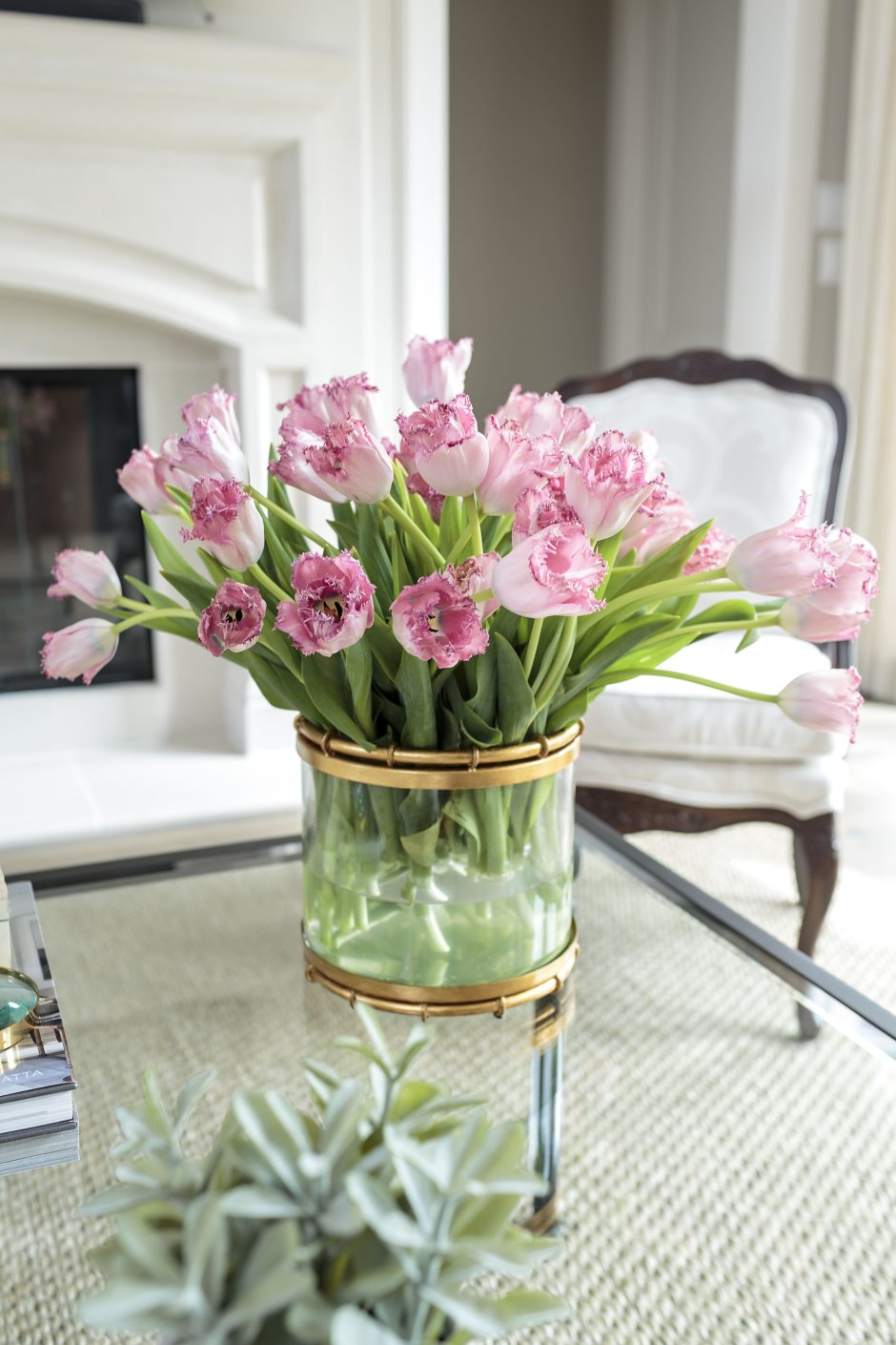 Тюльпаны в прозрачной вазе