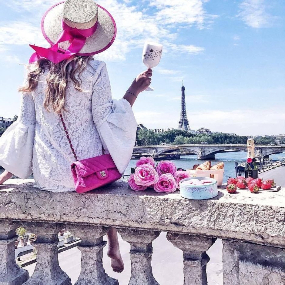 Девушка в шляпе в Париже