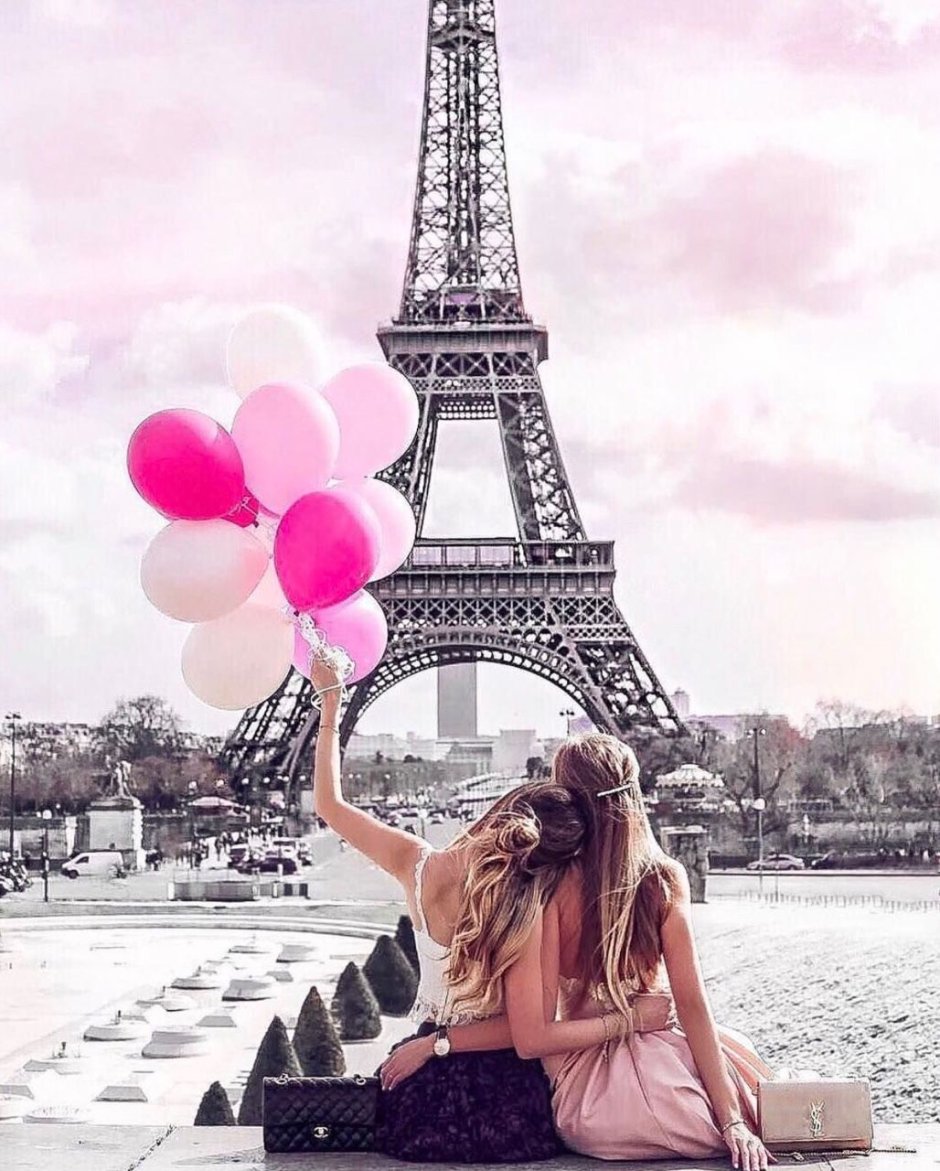 Девушка на фоне Парижа