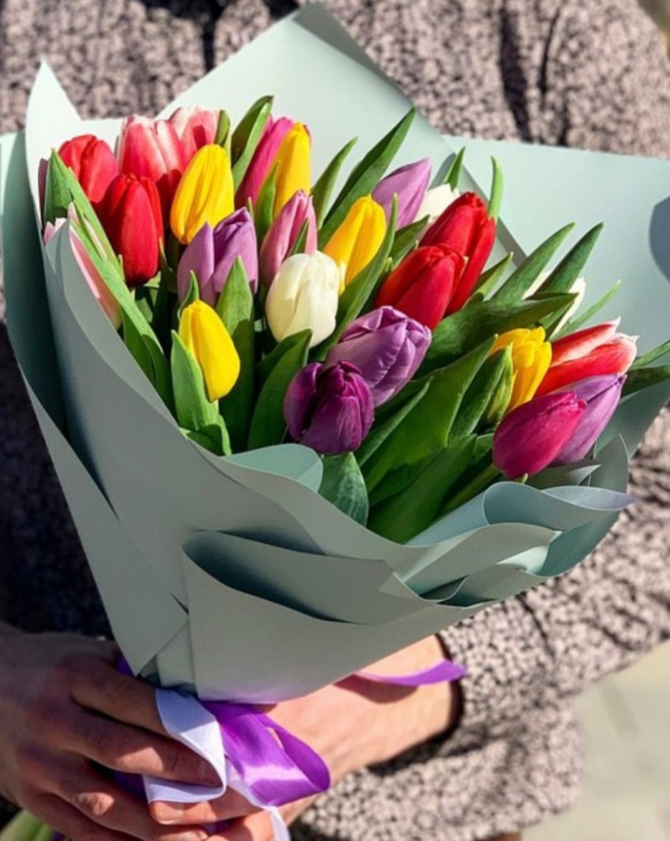 Разноцветные тюльпаны в коробке