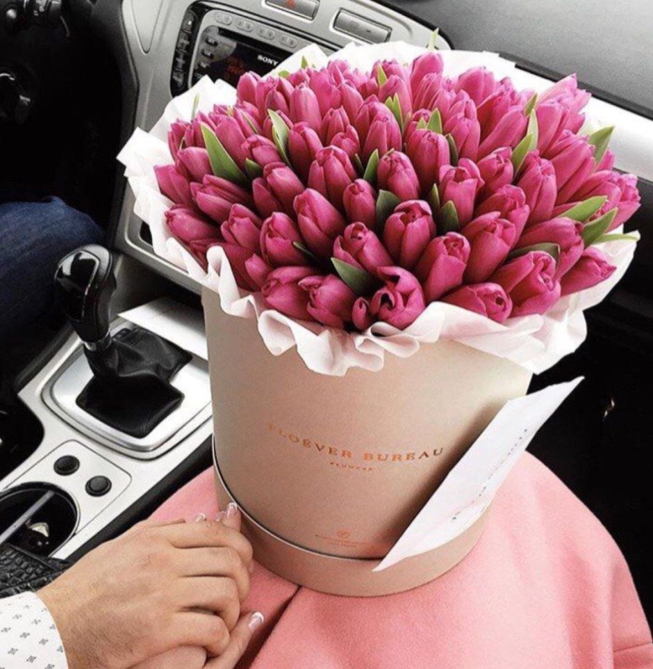 Праздничный букет тюльпанов