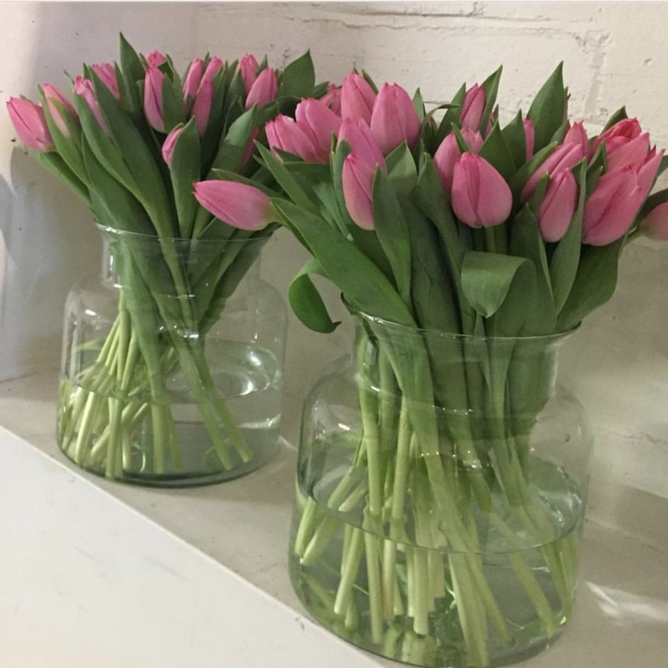 Букет тюльпанов в стеклянной вазе