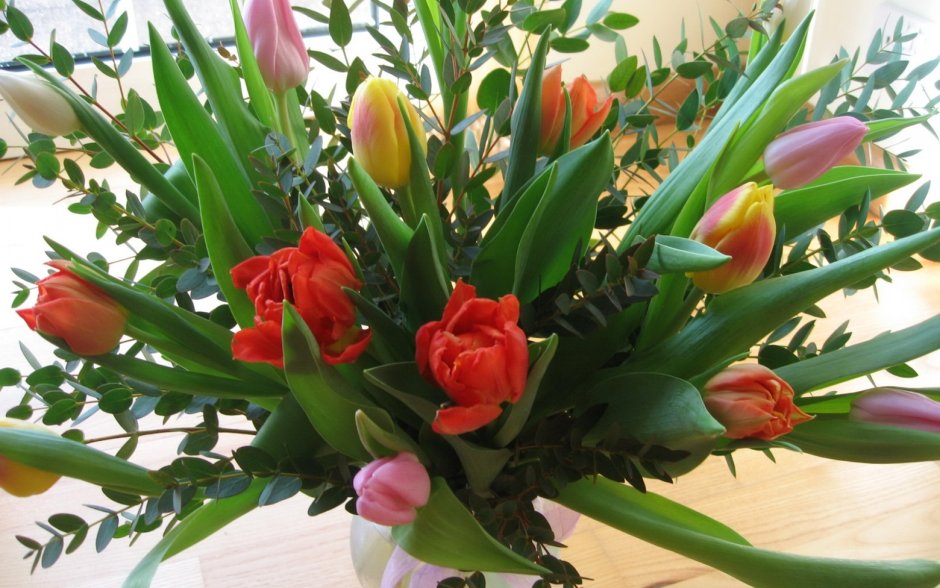 Букет цветов тюльпаны на столе