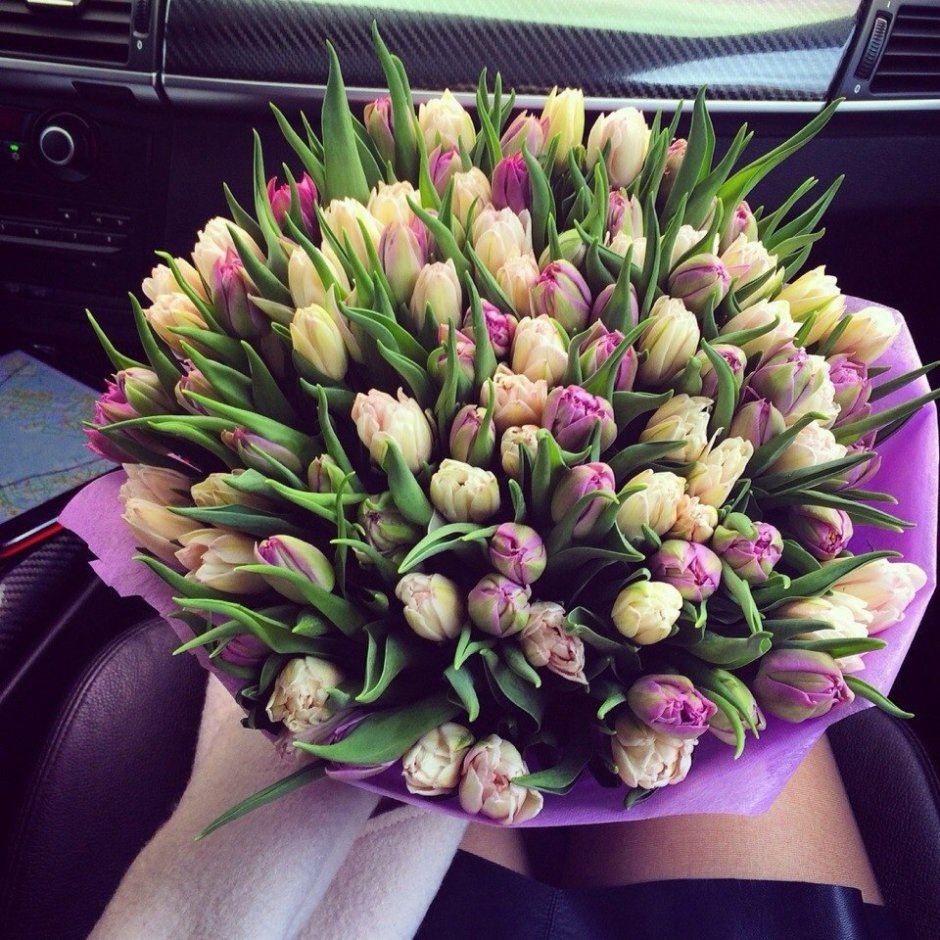 Букет тюльпанов в салоне машины