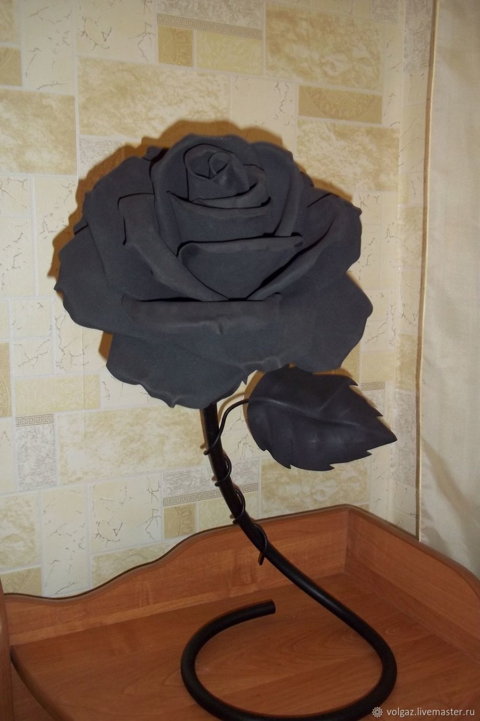 Черно белая роза из изолона