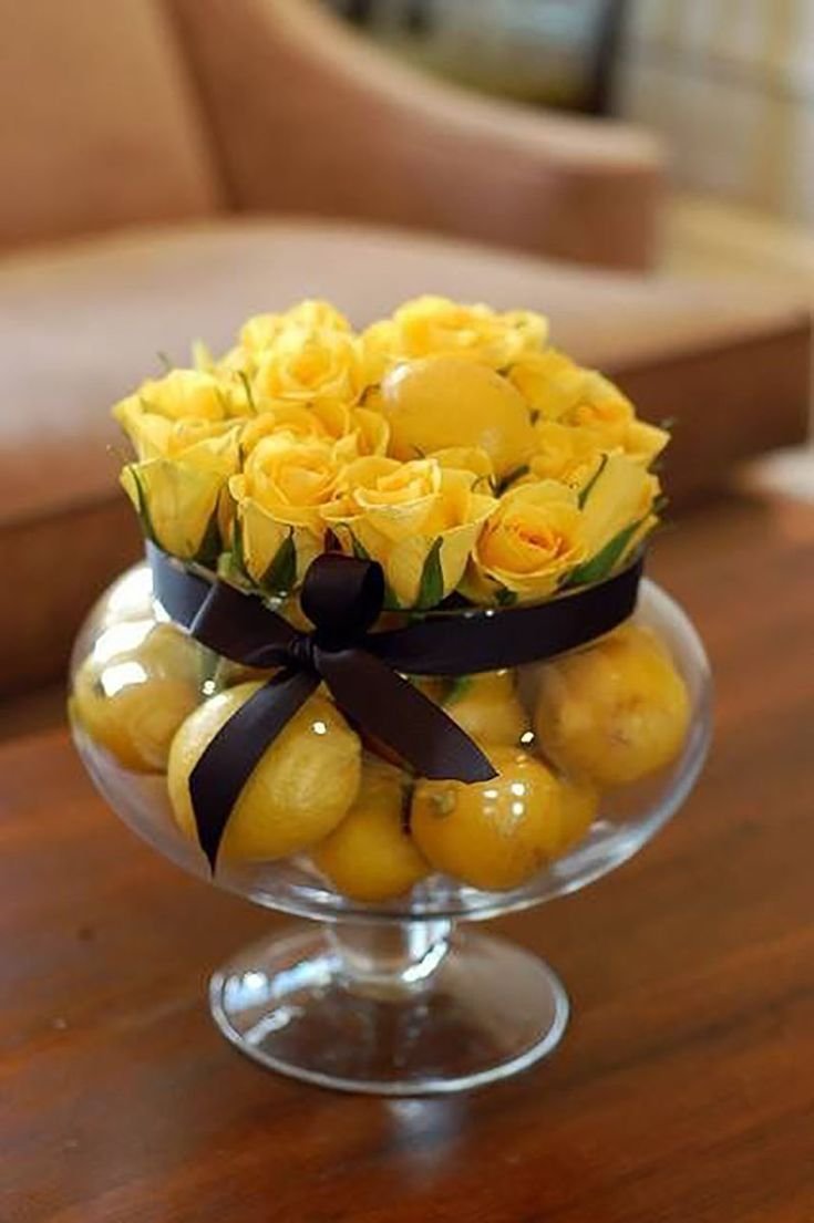 Цветочная композиция с лимонами