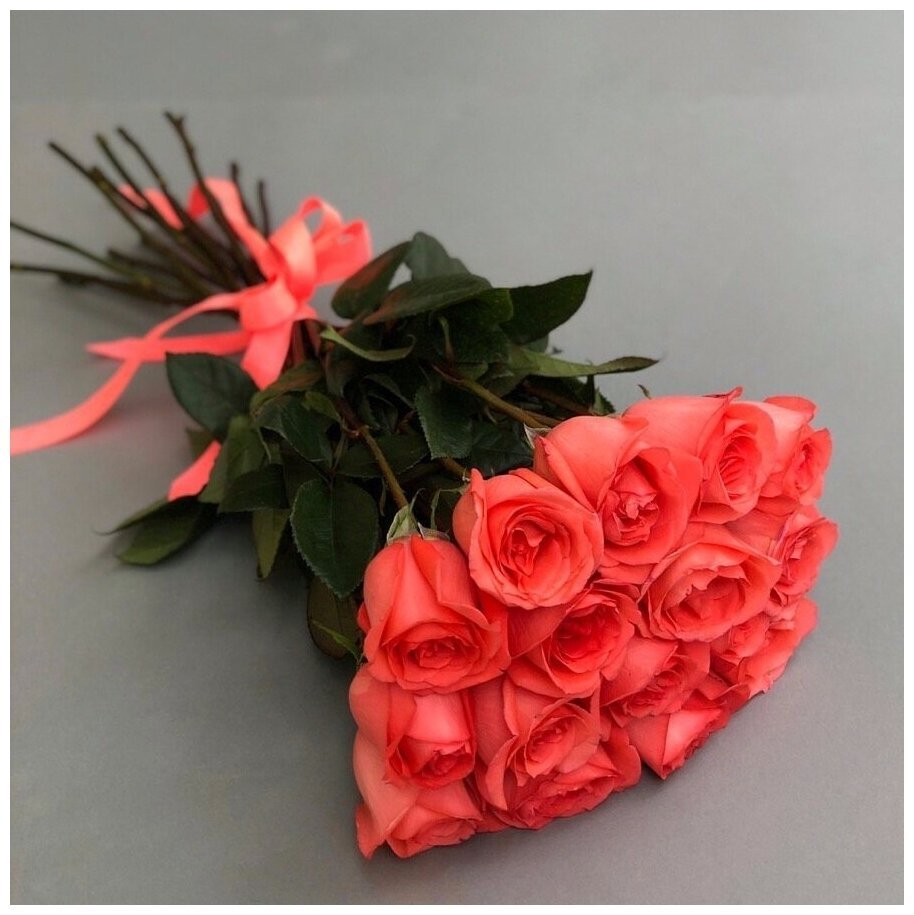 Букет из красных роз "Фридом" - 15 цветков