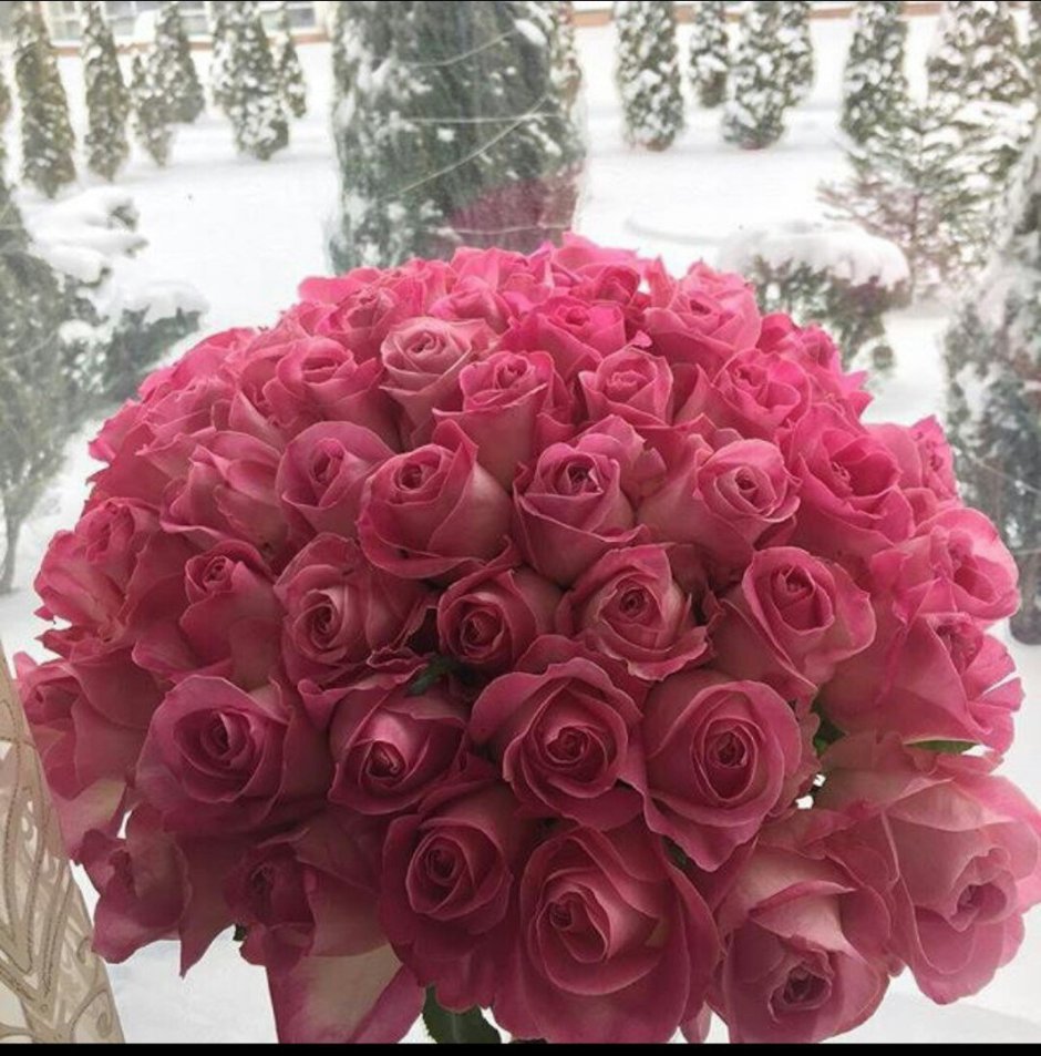 Шикарные букеты роз на снегу