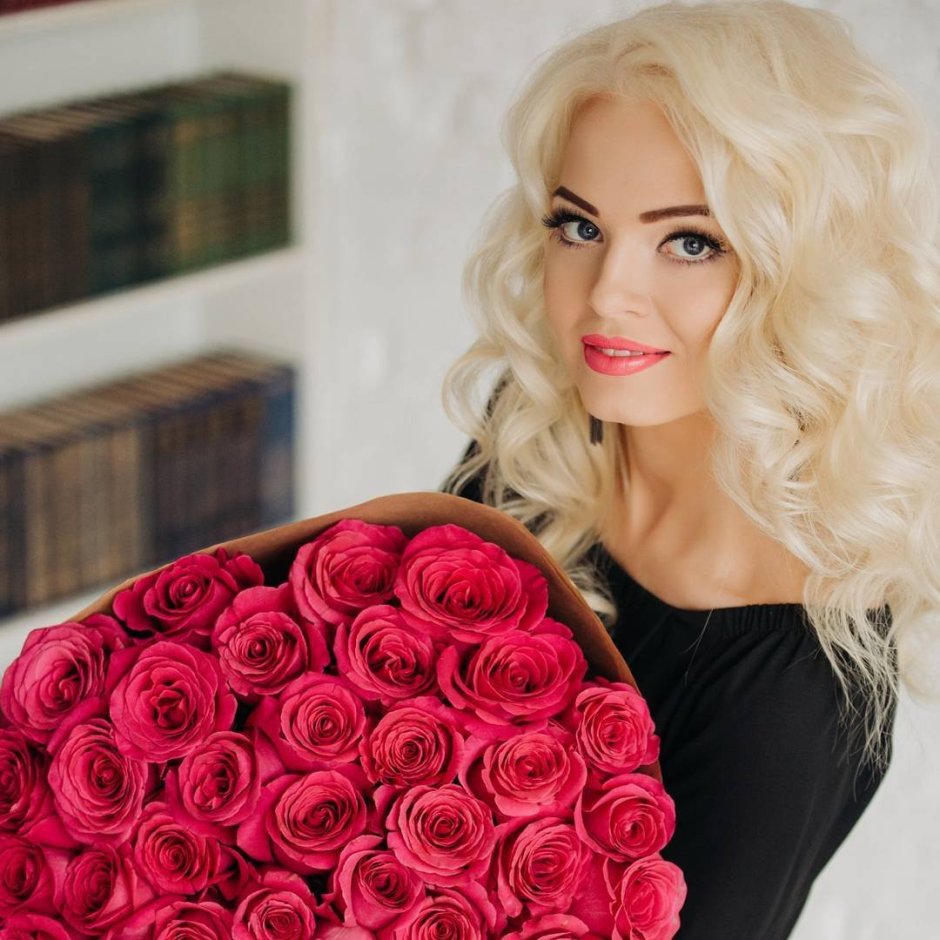 Блондинка с розами