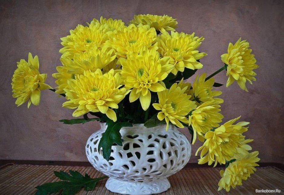 Хризантемы в вазе