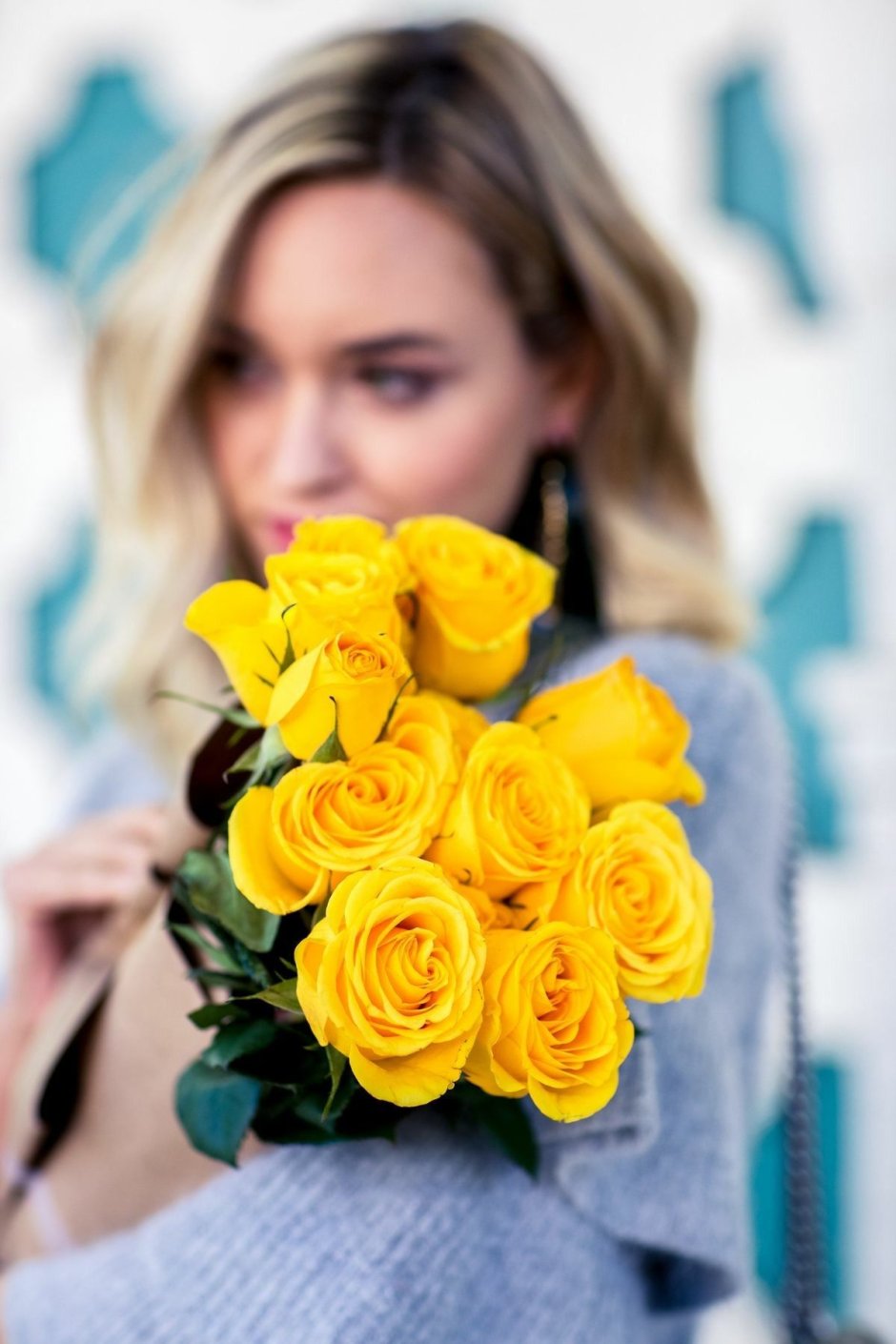 Блондинка с желтыми розами