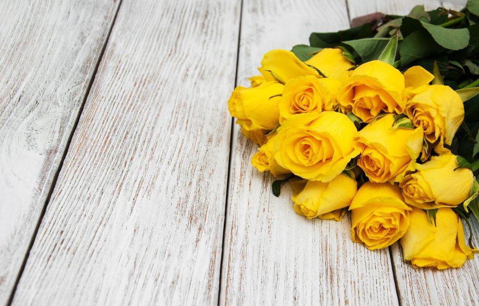 Желтые розы на столе