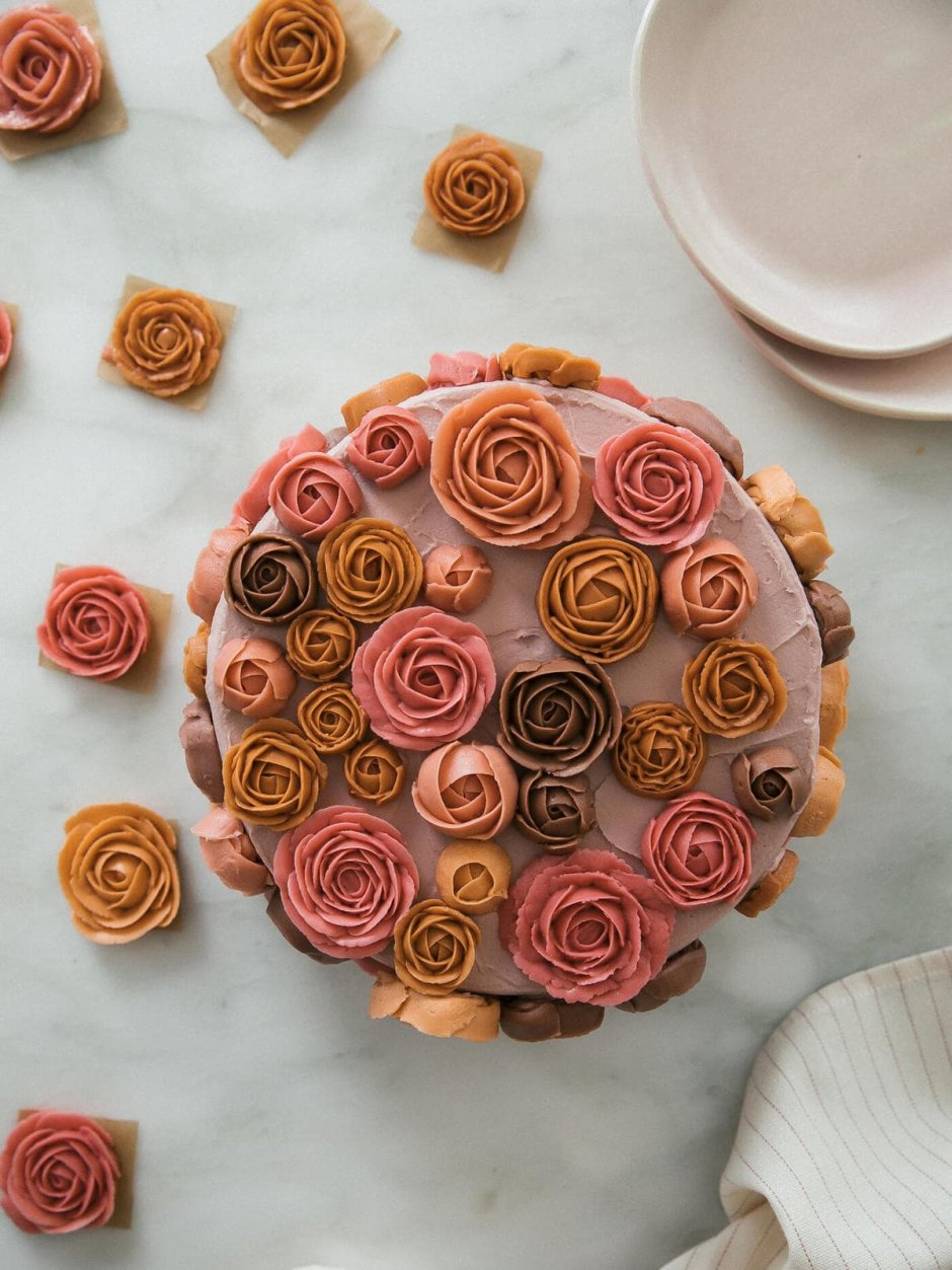 Украшение торта сушеными розами