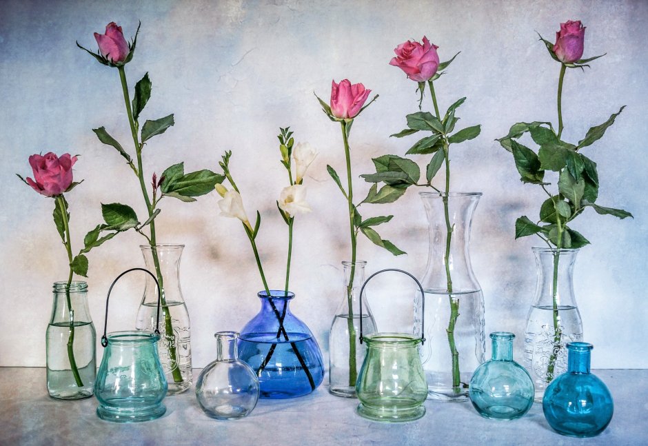 Натюрморт со стеклянной вазой