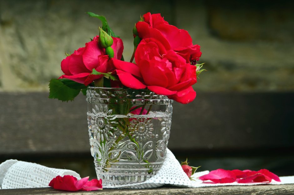Красивые розы в вазе