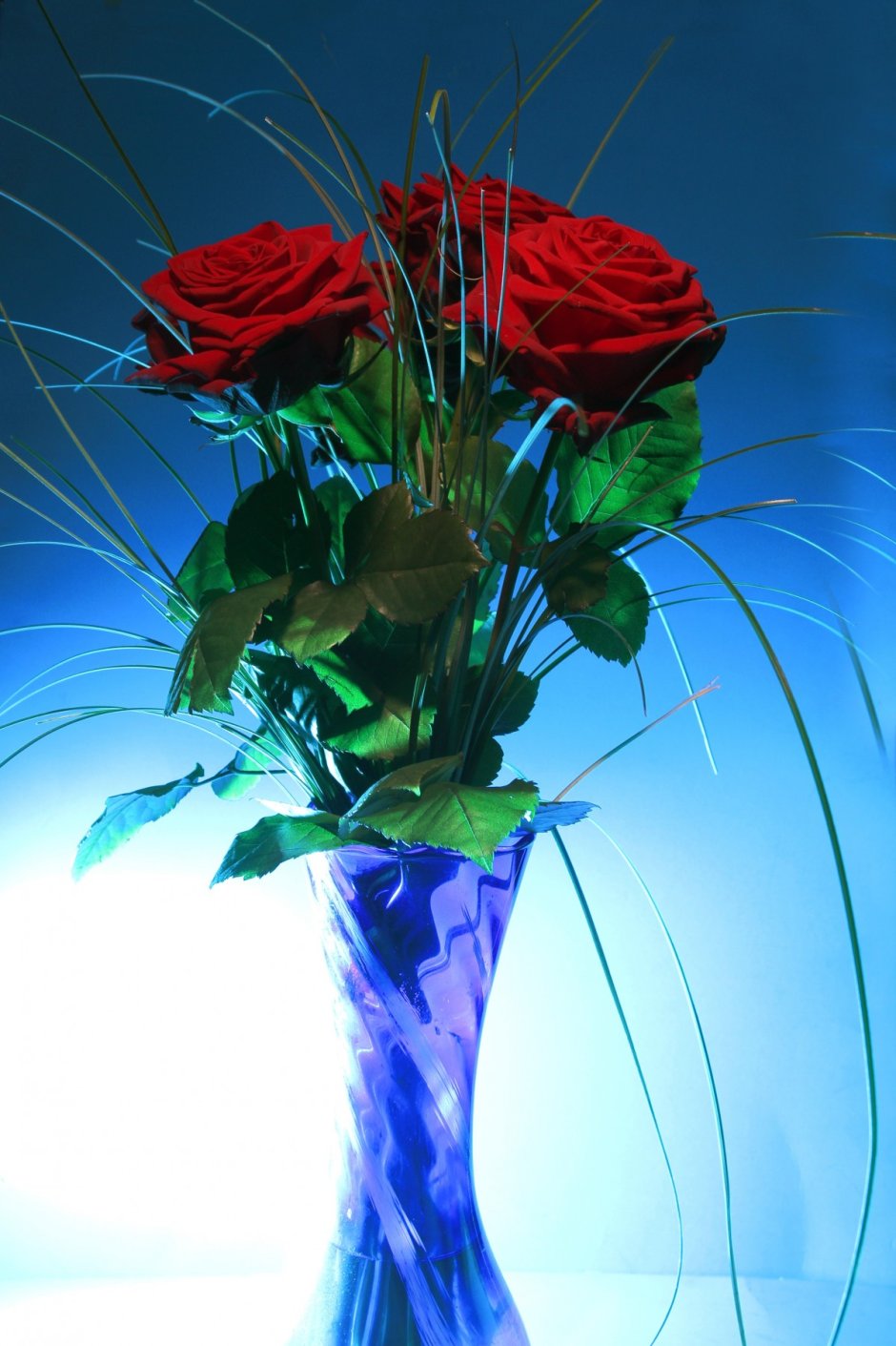 Прозрачная ваза с розами