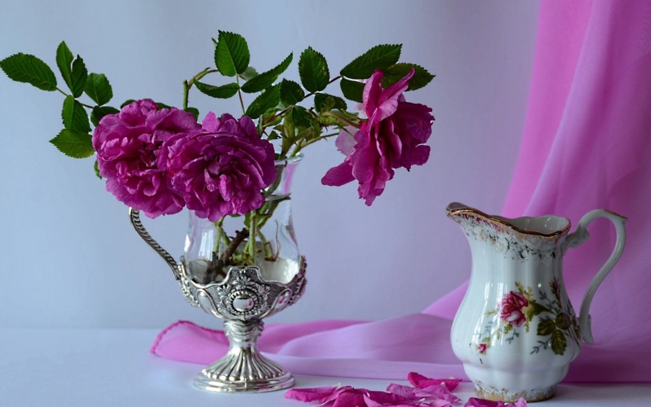 Розовые розы в хрустальной вазе
