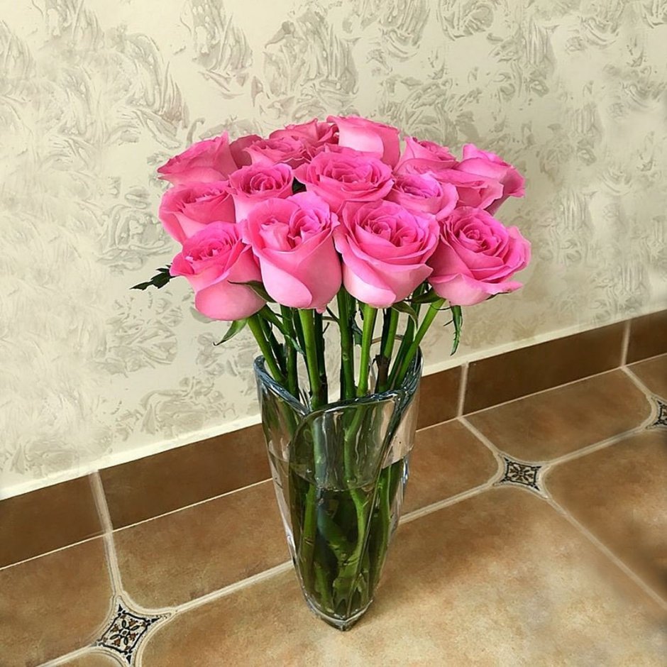 Роскошный розовый букет в вазе