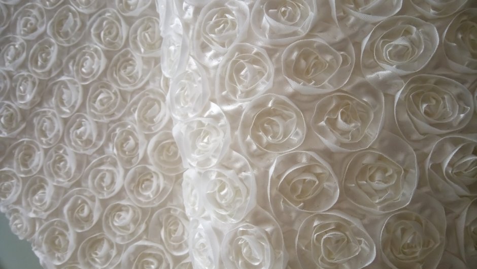 Ткань с нашивными розами