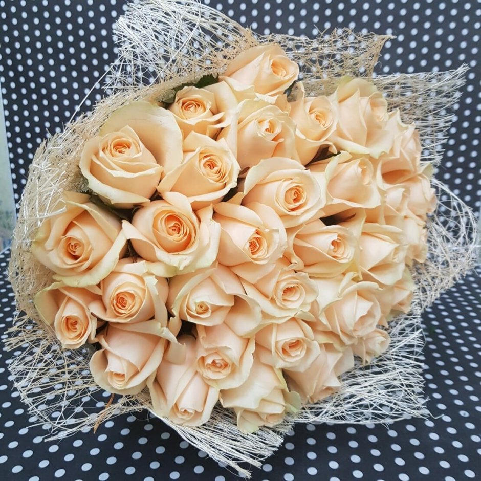 29 Кремовых роз "Талея"