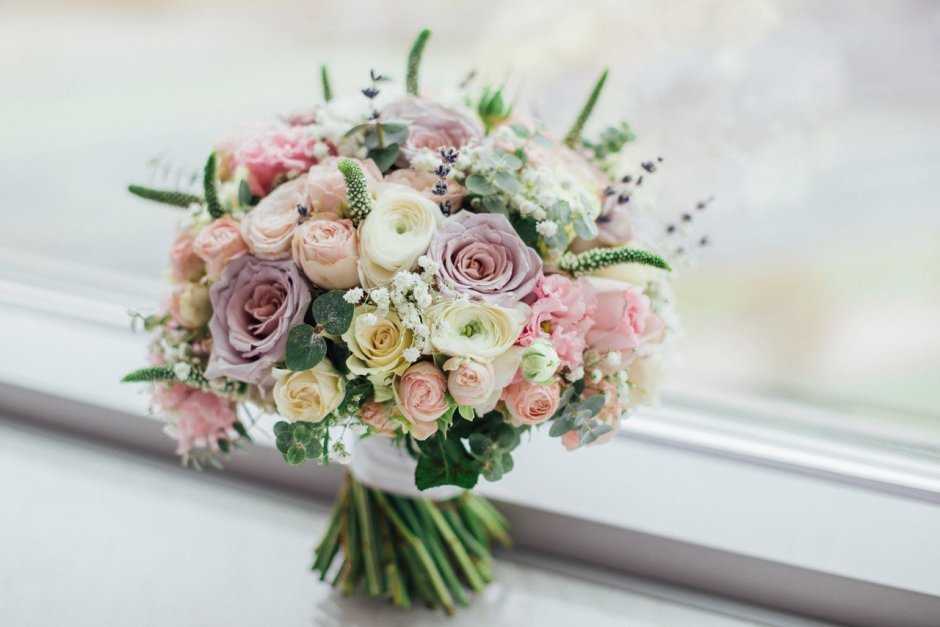Букет для невесты на свадьбу белые розы