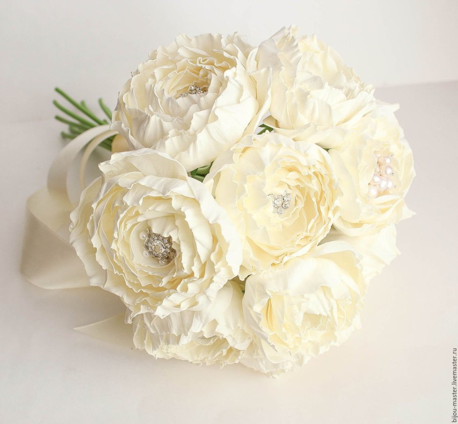 Королевские белые розы
