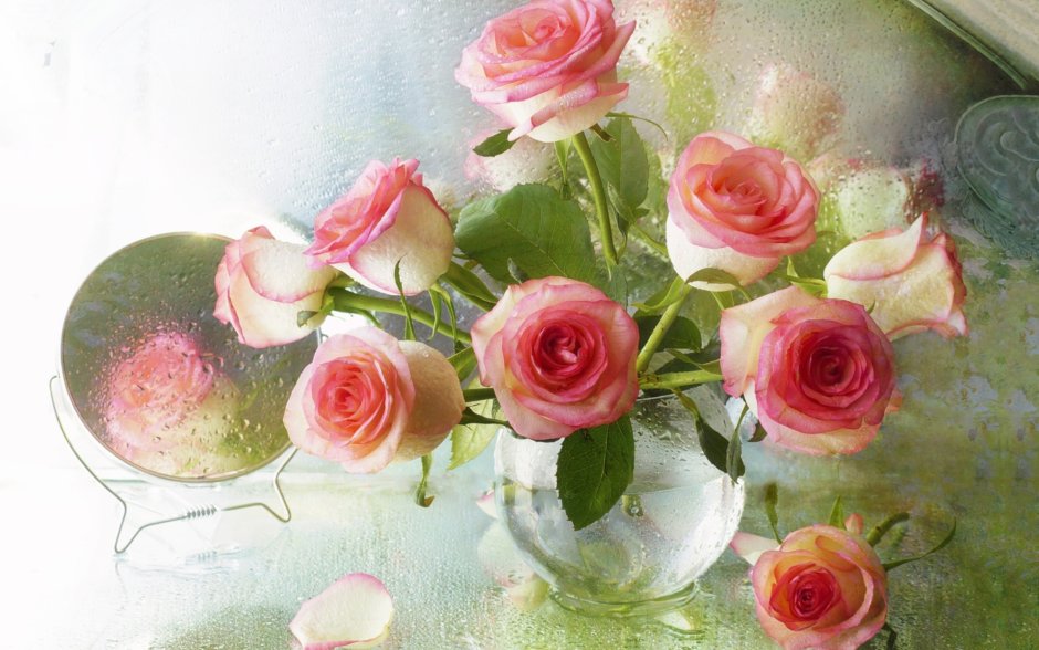 Розовые розы в стеклянной вазе