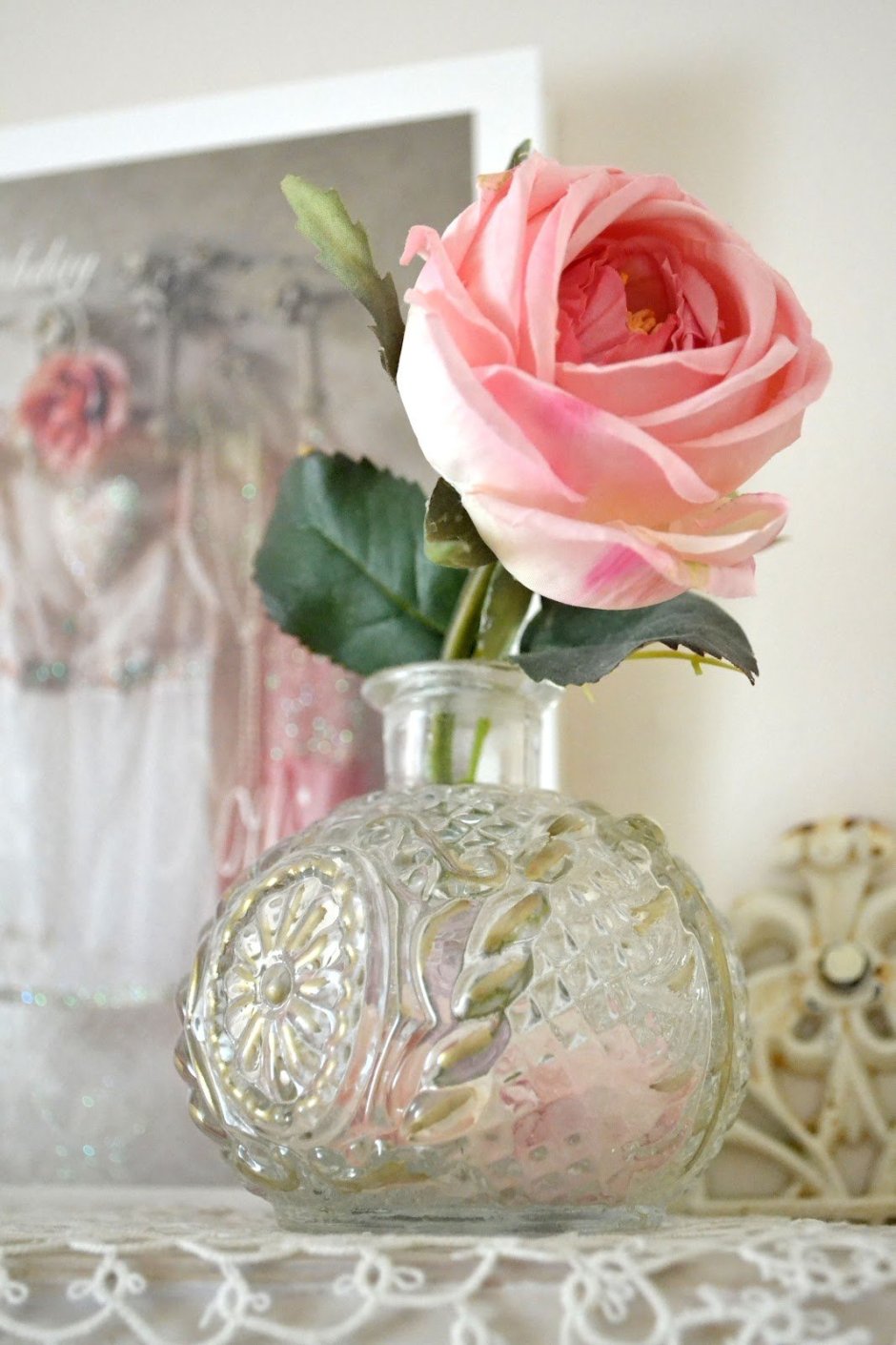 Прозрачная ваза с розами