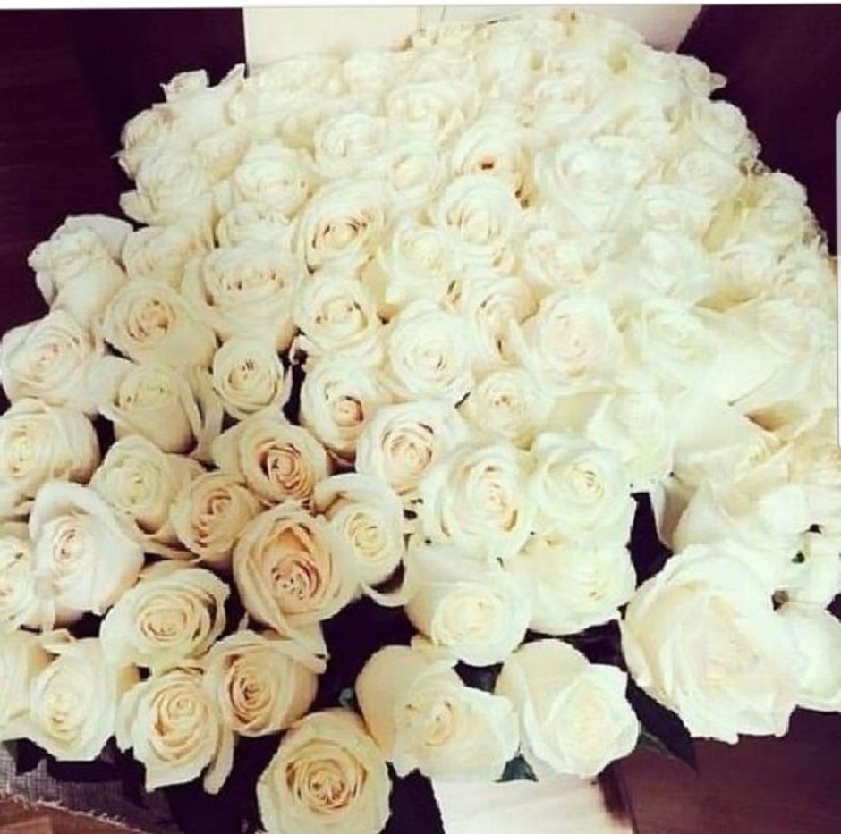 Белые розы на кровати