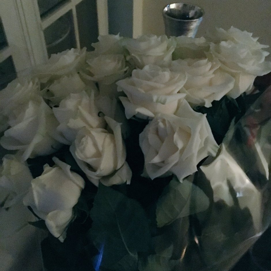 Букет белых роз на окне