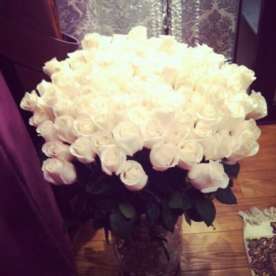 Букет белых роз в руках девушки