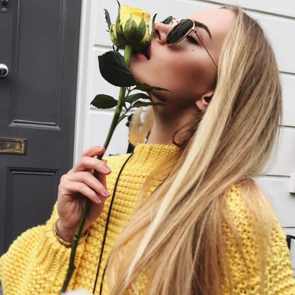 Девушка с желтыми розами
