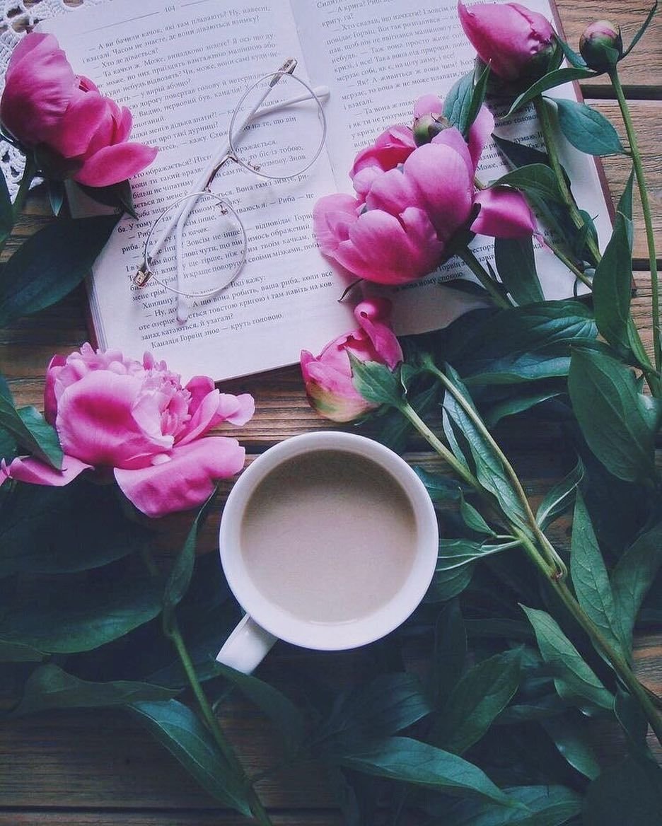 Цветы пионы и кофе